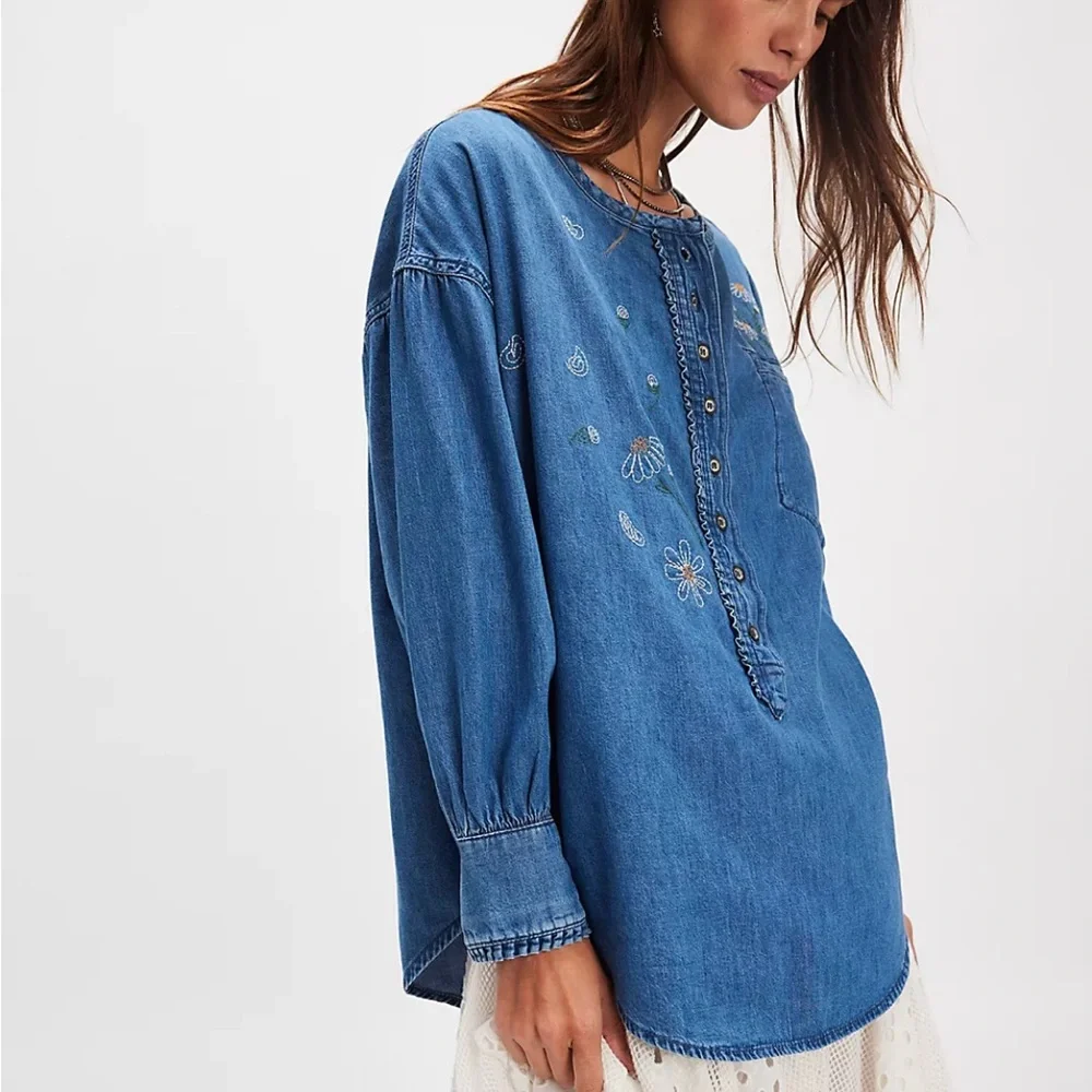 NWT Free People Tricia Fix Daisy Denim Dreaming Top - Picture 2 of 3